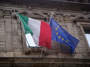 Италиански депутати протестират с целувка срещу хомофобския закон