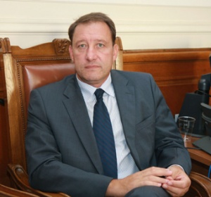 Министър Найденов не изключва затваряне на границата