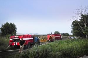Седем екипа огнеборци и военен булдозер гасят пожара в Казанлък