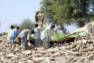 Загиналите след земетресението в Пакистан достигнаха 348 души