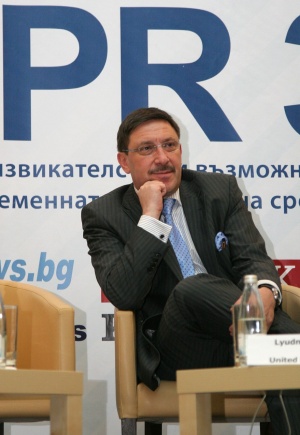 Максим Бехар представя България на три световни форума