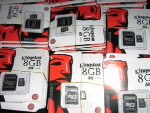 700 USB и 1000 микро SD карти задържаха на Летище София