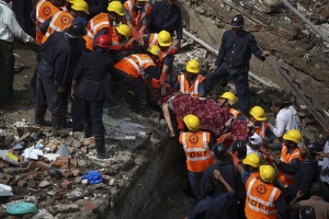 3-ма души загинаха при срутването на сграда в Мумбай