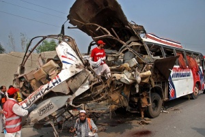 Нова трагедия в Пакистан - бомба в автобус уби 18 души