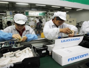 Масов бой в завод на Foxconn завърши с три жертви