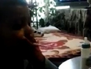 Майка учи 3-годишните си деца да пушат