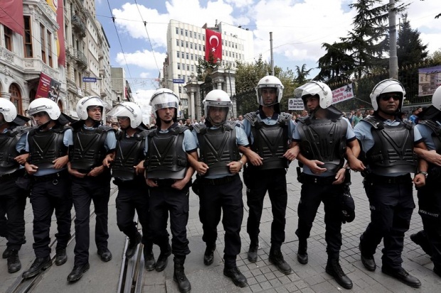 Полицията в Турция използва сълзотворен газ срещу демонстранти в Истанбул
