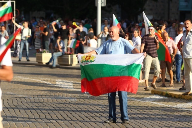 Запалиха шатрата на протестиращите срещу правителството в Пловдив