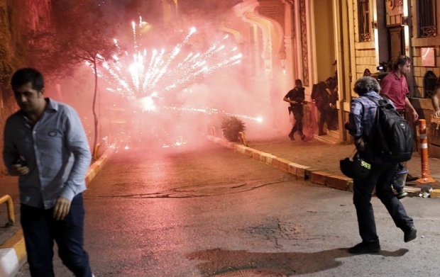 Отново бой и сълзотворен газ в центъра на Истанбул