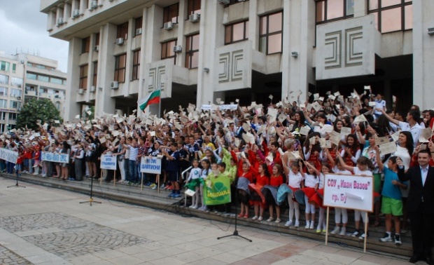 Бургас отбелязва празника с най-масовото пеене на химна