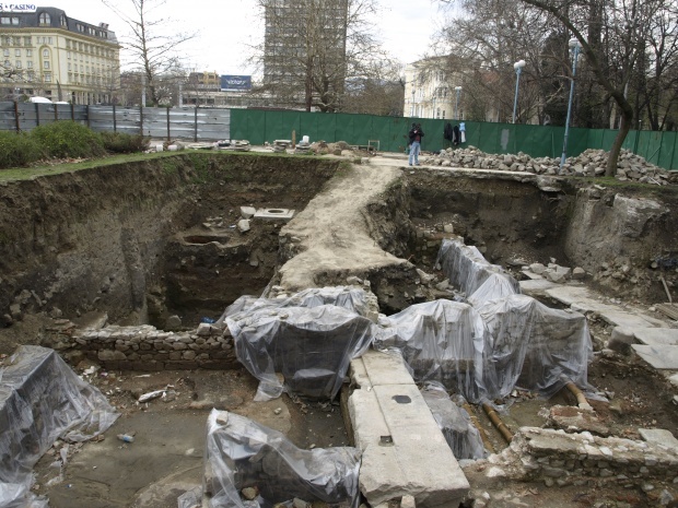 Археолози откриха плоча с лика на Фортуна в Пловдив
