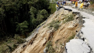 Свлачище затвори пътя за Кулата