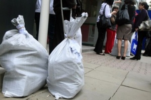 Въоръжени откраднаха два чувала с пари от банка във Враца