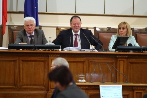 Манолова нарече заседанието на НС  „бездарно риалити“