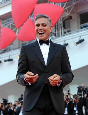 Джордж Клуни заби модел на бански
