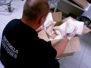 81 кг синтетични наркотици задържаха на летището