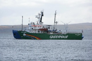 Русия обвини в „пиратство“ екипажа на „Арктик Сънрайз“ на „Грийнпийс“