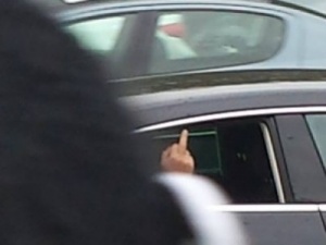 Депутат от "Атака" показа среден пръст на протестиращи