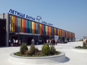 Самолет кацна аварийно на летището във Варна
