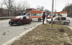 Двама са затиснати в кола, след катастрофа край Сандански