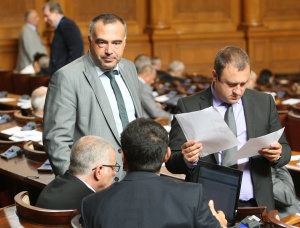 Заради кворума спираме командировките, настояват депутати