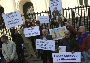 Бащи протестират срещу съдебно решение за родителски права