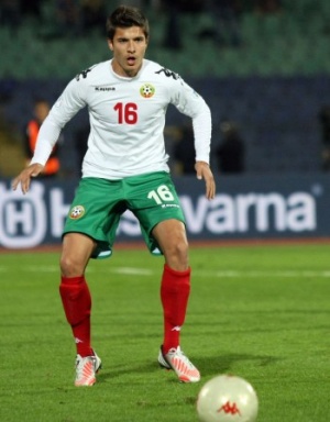 Илия Миланов е бил ударен с бутилка по време на мача с Армения