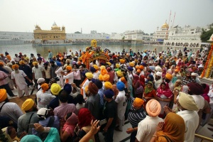 Блъсканица в храм в Индия отне живота на 91 души