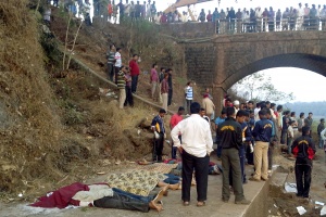 Паника на мост в Индия взе 109 жертви и 133 ранени