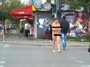 Млада жена се разходи гола в Студентски град