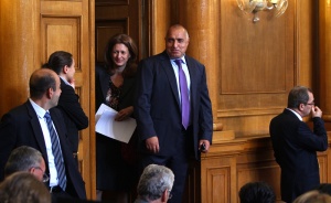 Третият вот на недоверие се отлага