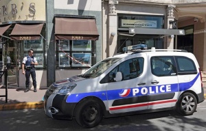 Въоръжен държи заложници в банка в Париж