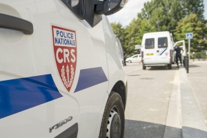 Похитителят в парижката банка освободил двама заложници