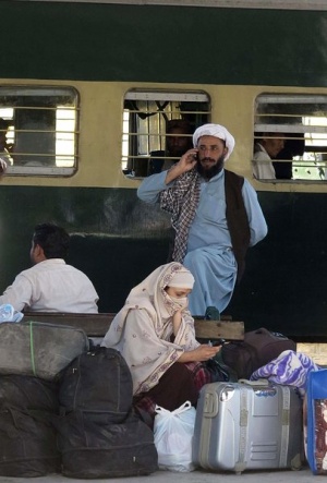 Бомба се взриви под преминаващ влак в Пакистан