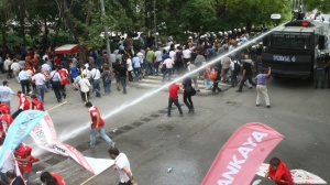 Димни гранати и водни оръдия срещу протестиращи в Анкара