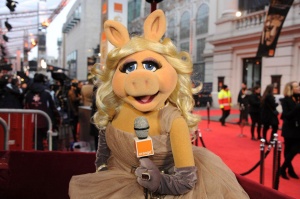 Роби Уилямс ще пее с Мис Пиги и Кърмит