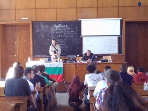 Обществото разруши двуполюсния модел, заяви проф. К. Янакиев