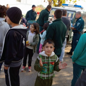 Лекари преглеждат деца на бежанци