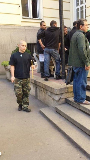 "Бръснати глави" трошат около университета