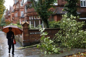Ураганът във Великобритания взе първите си жертви