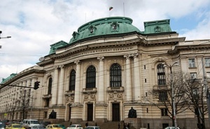 Конфликт възникна в двора на Ректората