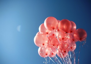 Отбелязваме борбата с рака с розови балони в небето