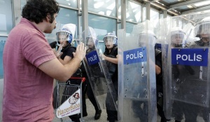 Полицията в Анкара и Истанбул с елетрошокови палки