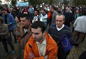 Протестиращи затвориха движението около Ректората в София