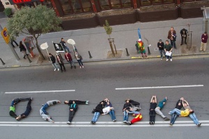 Студенти блокираха движението пред НАТФИЗ с балони