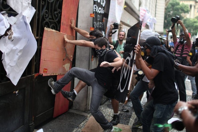 Протестиращи учители в Бразилия предизвикаха масови безредици