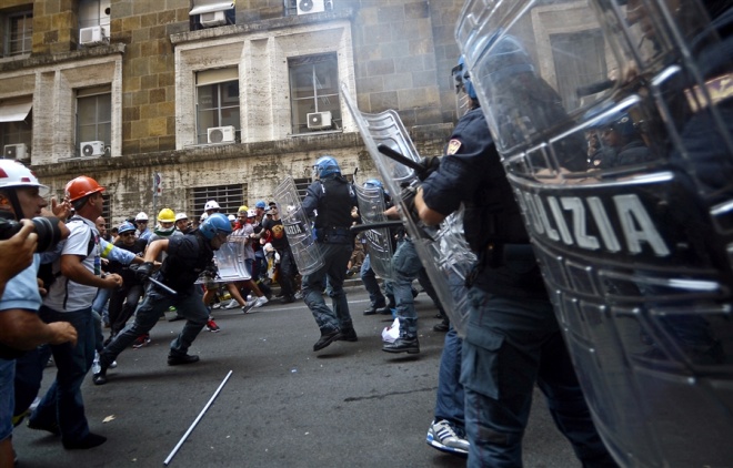 20 полицаи са пострадали при безредици в Рим