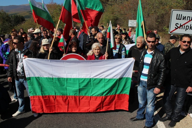 Граждани от Казанлък затвориха прохода "Шипка" в знак на протест