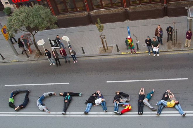 Студенти блокираха движението пред НАТФИЗ с балони