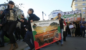30 души протестират срещу продажбата на земя на чужденци